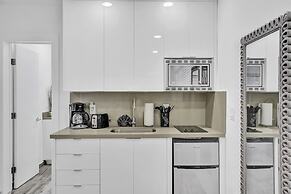 Sunshine Vibes Villa - Close to Beach