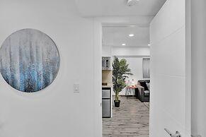 Newly Renovated Apt #2 w/ Parking Close to Beach