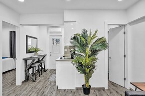 Newly Renovated Apt #2 w/ Parking Close to Beach