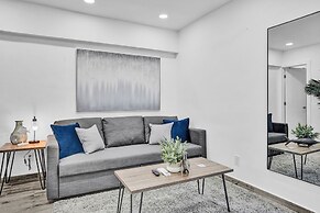 Newly Renovated Apt #2 w/ Parking Close to Beach