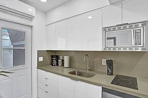 Newly Renovated Apt #2 w/ Parking Close to Beach