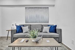 Newly Renovated Apt #2 w/ Parking Close to Beach