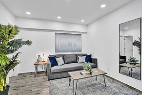 Newly Renovated Apt #2 w/ Parking Close to Beach