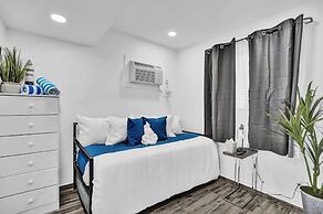 Newly Renovated Apt #2 w/ Parking Close to Beach