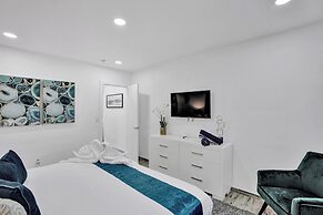 Renovated Apt -unit #3 / Close to Beach w/ Parking