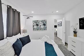 Renovated Apt -unit #3 / Close to Beach w/ Parking