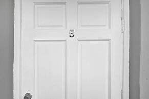 Renovated Apt -unit #3 / Close to Beach w/ Parking