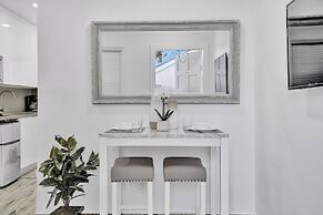 Renovated Apt -unit #3 / Close to Beach w/ Parking