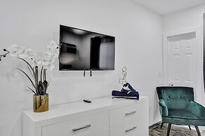 Renovated Apt -unit #3 / Close to Beach w/ Parking