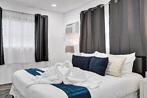 Renovated Apt -unit #3 / Close to Beach w/ Parking