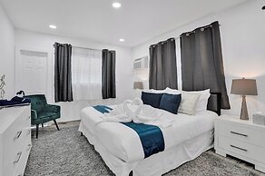 Renovated Apt -unit #3 / Close to Beach w/ Parking