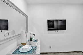 Renovated Apt -unit #3 / Close to Beach w/ Parking