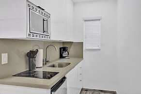 Renovated Apt -unit #3 / Close to Beach w/ Parking