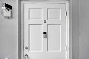 Newly Renovated #4 Close to the Beach w/ Parking