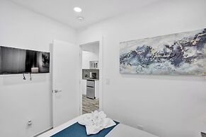 Newly Renovated #4 Close to the Beach w/ Parking