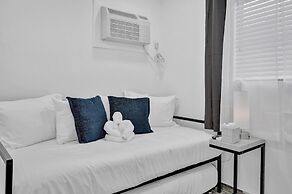 Newly Renovated #4 Close to the Beach w/ Parking