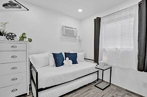 Newly Renovated #4 Close to the Beach w/ Parking
