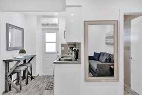 Newly Renovated #4 Close to the Beach w/ Parking