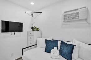 Newly Renovated #4 Close to the Beach w/ Parking