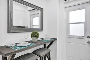 Newly Renovated #4 Close to the Beach w/ Parking