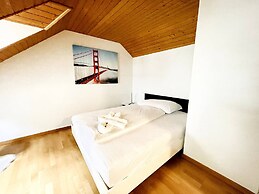 Einzigartige Schöne Altbau- Wohnung Im Zentrum