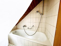 Einzigartige Schöne Altbau- Wohnung Im Zentrum