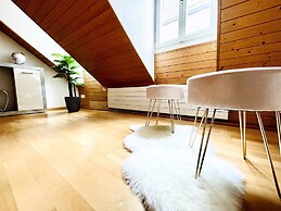 Einzigartige Schöne Altbau- Wohnung Im Zentrum