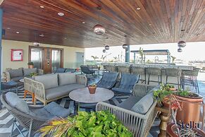 Condos with Oceanview Rooftop Pool