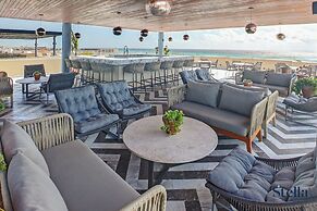 Condos with Oceanview Rooftop Pool