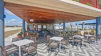 Condos with Oceanview Rooftop Pool