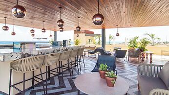 Condos with Oceanview Rooftop Pool