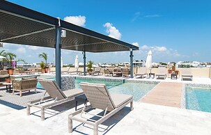 Condos with Oceanview Rooftop Pool