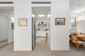 Chic Bright Urban Escape by Sea N' Rent