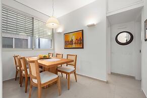 Chic Bright Urban Escape by Sea N' Rent
