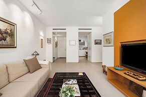 Chic Bright Urban Escape by Sea N' Rent