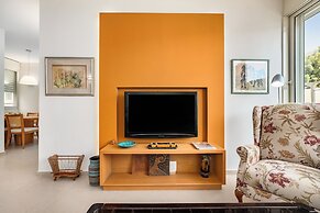 Chic Bright Urban Escape by Sea N' Rent