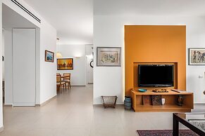 Chic Bright Urban Escape by Sea N' Rent