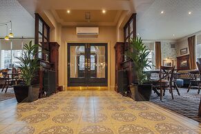 Norfolk Arms Hotel