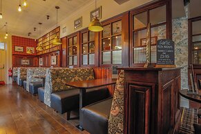 Norfolk Arms Hotel
