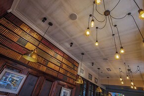 Norfolk Arms Hotel