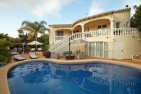 Luxury 5 Bed Mountain Views Heated Pool Games Room