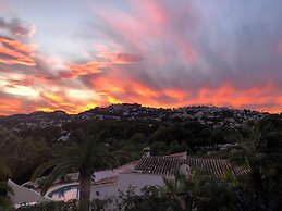 Luxury 5 Bed Mountain Views Heated Pool Games Room