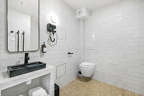 JIJI Suites
