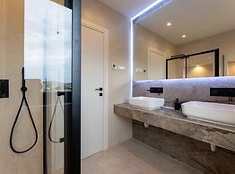 Moonlit Mirage Villa With Pool, Gym and Sauna