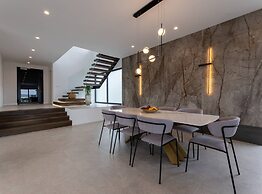 Moonlit Mirage Villa With Pool, Gym and Sauna