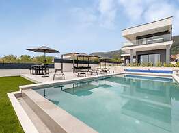 Moonlit Mirage Villa With Pool, Gym and Sauna