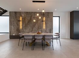 Moonlit Mirage Villa With Pool, Gym and Sauna