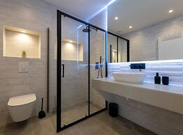 Moonlit Mirage Villa With Pool, Gym and Sauna