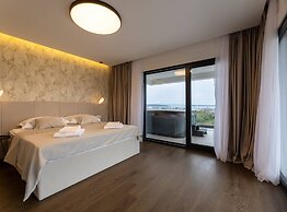 Moonlit Mirage Villa With Pool, Gym and Sauna