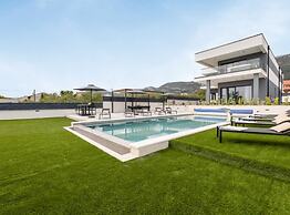 Moonlit Mirage Villa With Pool, Gym and Sauna